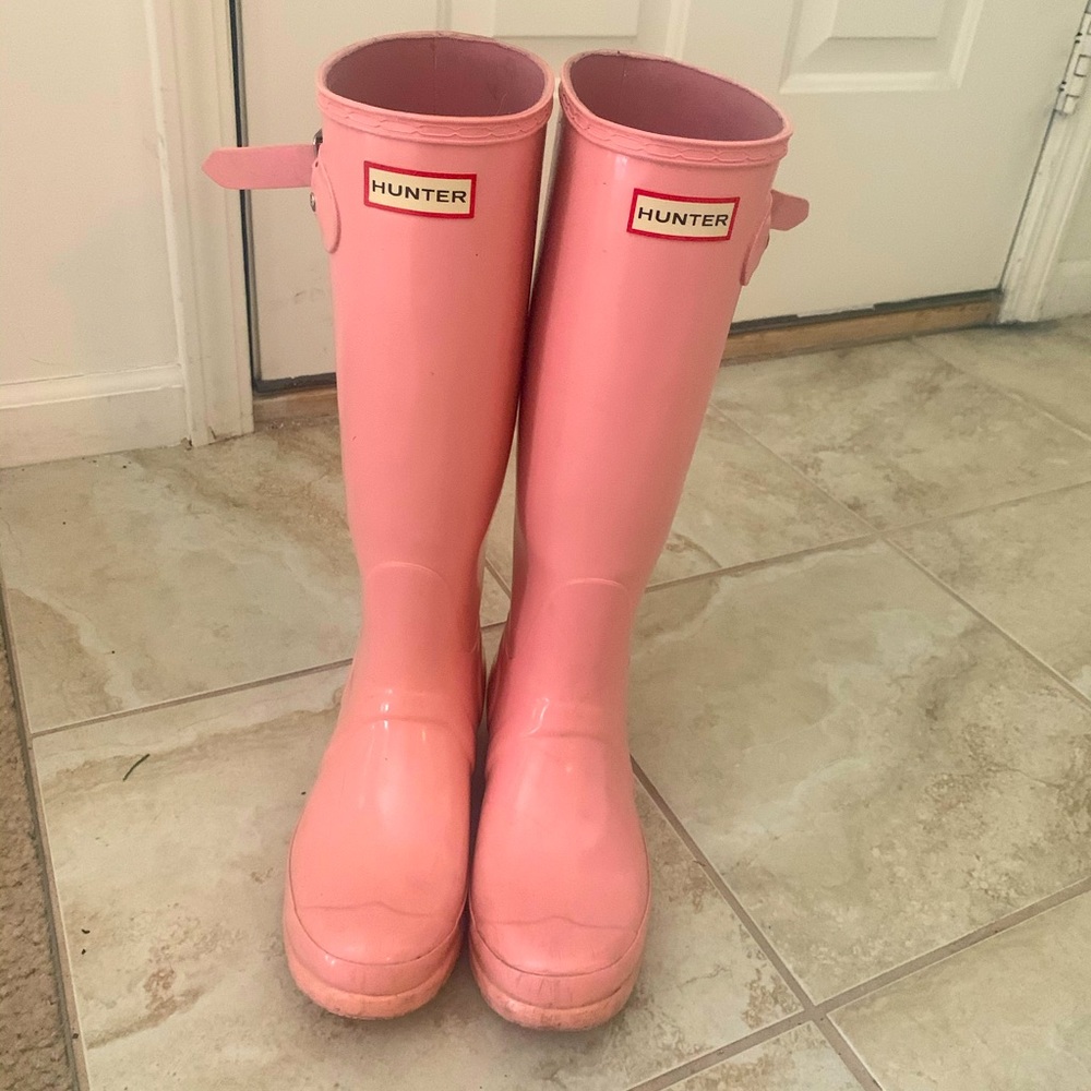 Hunter classic tall rain boot in glossy light pink